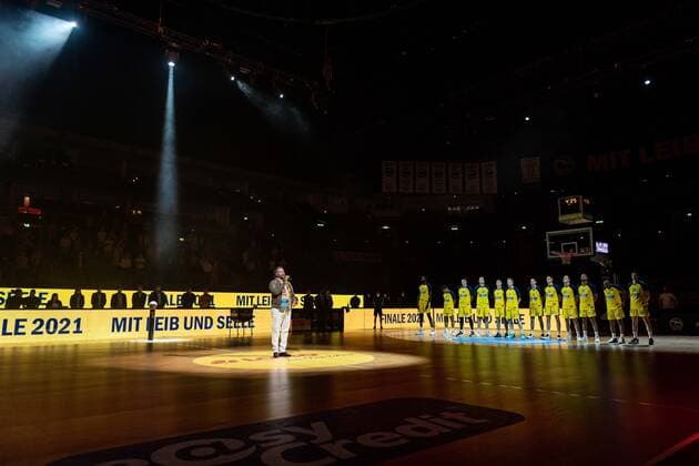 Basketball Berlin 09.06.2021 1. Bundesliga easyCredit BBL Saison 2020 2021 Playoffs Finale Spiel 1 Alba Berlin - FC Bayern München Nationalhymne vor dem Spiel