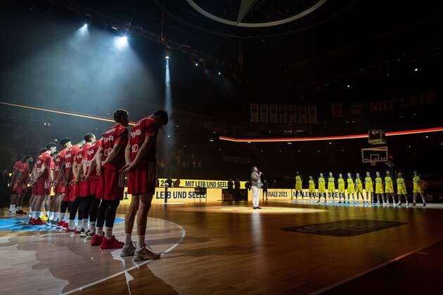 Basketball Berlin 09.06.2021 1. Bundesliga easyCredit BBL Saison 2020 2021 Playoffs Finale Spiel 1 Alba Berlin - FC Bayern München Nationalhymne vor dem Spiel