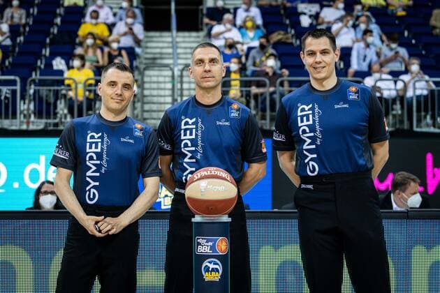Basketball Berlin 09.06.2021 1. Bundesliga easyCredit BBL Saison 2020 2021 Playoffs Finale Spiel 1 Alba Berlin - FC Bayern München Schiedsrichter Gentian Cici Robert Lottermoser Carsten Staube vlnr.