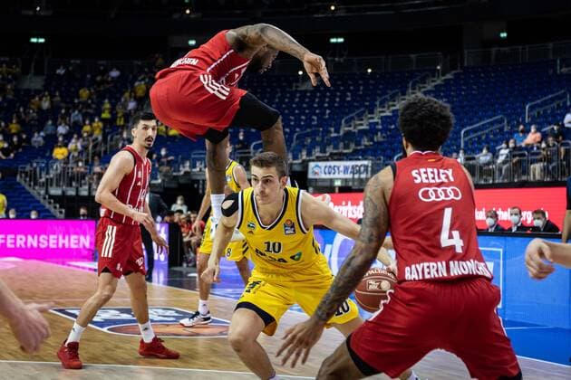 Basketball Berlin 09.06.2021 1. Bundesliga easyCredit BBL Saison 2020 2021 Playoffs Finale Spiel 1 Alba Berlin - FC Bayern München Tim Schneider (Alba Berlin, No.10) Jalen Reynolds (München, No.08) o. D. J. Seeley (München, No.04)
