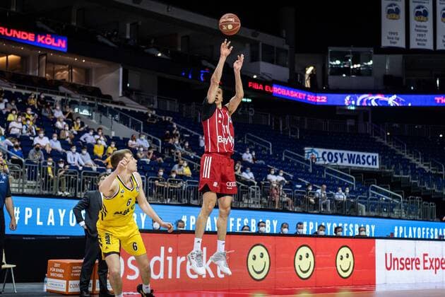 Basketball Berlin 09.06.2021 1. Bundesliga easyCredit BBL Saison 2020 2021 Playoffs Finale Spiel 1 Alba Berlin - FC Bayern München Vladimir Lucic (München, No.11) Malte Delow (Alba Berlin, No.06)