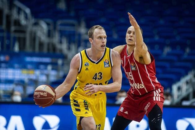 Basketball Berlin 09.06.2021 1. Bundesliga easyCredit BBL Saison 2020 2021 Playoffs Finale Spiel 1 Alba Berlin - FC Bayern München Luke Sikma (Alba Berlin, No.43) Robin Amaize (München, No.15)