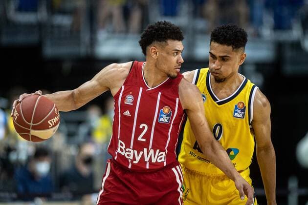 Basketball Berlin 09.06.2021 1. Bundesliga easyCredit BBL Saison 2020 2021 Playoffs Finale Spiel 1 Alba Berlin - FC Bayern München Wade Baldwin (München, No.02) Maodo Lo (Alba Berlin, No.00)