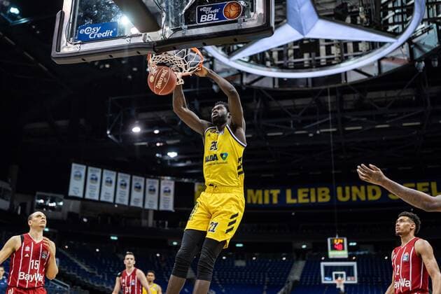 Basketball Berlin 09.06.2021 1. Bundesliga easyCredit BBL Saison 2020 2021 Playoffs Finale Spiel 1 Alba Berlin - FC Bayern München Christ Koumadje (Alba Berlin, No.21)