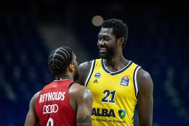 Basketball Berlin 09.06.2021 1. Bundesliga easyCredit BBL Saison 2020 2021 Playoffs Finale Spiel 1 Alba Berlin - FC Bayern München Christ Koumadje (Alba Berlin, No.21) Jalen Reynolds (München, No.08) Trashtalk