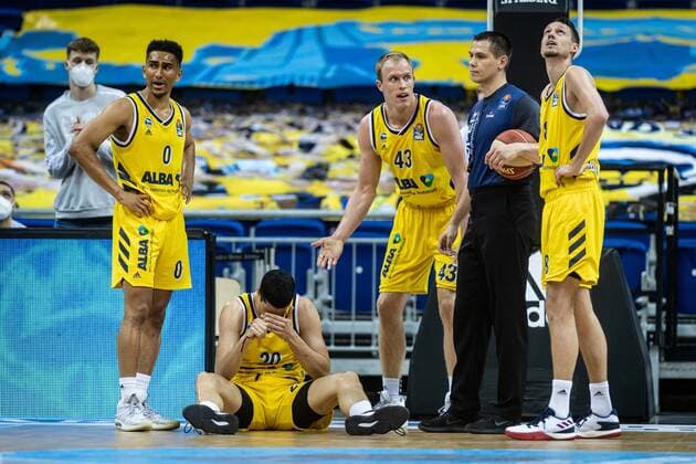 Basketball Berlin 09.06.2021 1. Bundesliga easyCredit BBL Saison 2020 2021 Playoffs Finale Spiel 1 Alba Berlin - FC Bayern München Simone Fontecchio (Alba Berlin, No.20) verletzt am Boden Maodo Lo (Alba Berlin, No.00) Luke Sikma (Alba Berlin, No.43) Carsten Straube Schiedsrichter Marcus Eriksson (Alba Berlin, No.08)
