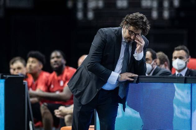 Basketball Berlin 09.06.2021 1. Bundesliga easyCredit BBL Saison 2020 2021 Playoffs Finale Spiel 1 Alba Berlin - FC Bayern München Andrea Trinchieri (München, Trainer) ratlos