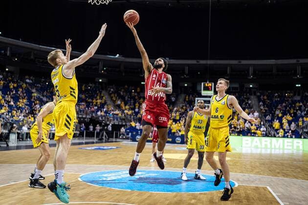 Basketball Berlin 09.06.2021 1. Bundesliga easyCredit BBL Saison 2020 2021 Playoffs Finale Spiel 1 Alba Berlin - FC Bayern München D. J. Seeley (München, No.04) Niels Giffey (Alba Berlin, No.05) Malte Delow (Alba Berlin, No.06)
