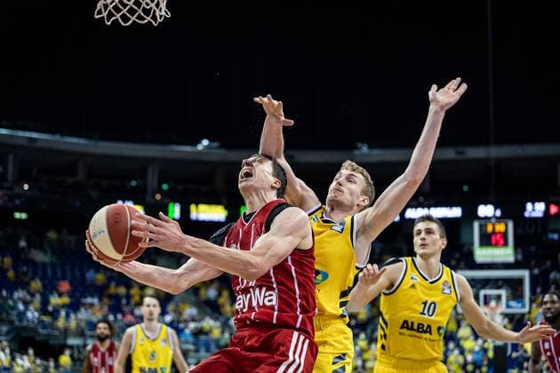 Basketball Berlin 09.06.2021 1. Bundesliga easyCredit BBL Saison 2020 2021 Playoffs Finale Spiel 1 Alba Berlin - FC Bayern München Vladimir Lucic (München, No.11) Niels Giffey (Alba Berlin, No.05)