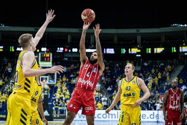Basketball Berlin 09.06.2021 1. Bundesliga easyCredit BBL Saison 2020 2021 Playoffs Finale Spiel 1 Alba Berlin - FC Bayern München D. J. Seeley (München, No.04) Ben Lammers (Alba Berlin, No.50) Luke Sikma (Alba Berlin, No.43)
