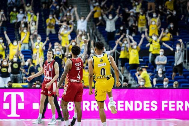 Basketball Berlin 09.06.2021 1. Bundesliga easyCredit BBL Saison 2020 2021 Playoffs Finale Spiel 1 Alba Berlin - FC Bayern München Maodo Lo (Alba Berlin, No.00) D. J. Seeley (München, No.04) Jubel über einen Dreier