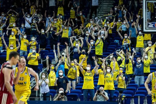 Basketball Berlin 09.06.2021 1. Bundesliga easyCredit BBL Saison 2020 2021 Playoffs Finale Spiel 1 Alba Berlin - FC Bayern München Maodo Lo (Alba Berlin, No.00) mit dem entscheidenden Dreier 16 Sekunden vor dem Ende zum Sieg Zan Mark Sisko (München, No.31) Jubel der Fans