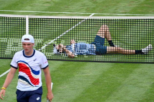 Dominic Stephan Stricker (SUI) Aktion bezwingt Hubert Hurkacz (POL) am Netz, der frustriert am Boden liegt 10.06.2021 Tennis MercedesCup Stuttgart 2021 Weißenhof ATP, Tennis Herren 07.-13.06.2021 Tennis MercedesCup Stuttgart 2021