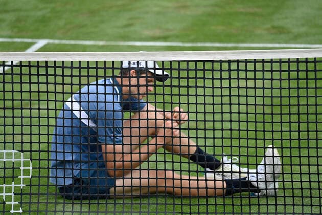 Dominic Stephan Stricker (SUI) Aktion bezwingt Hubert Hurkacz (POL) am Netz, der frustriert am Boden liegt 10.06.2021 Tennis MercedesCup Stuttgart 2021 Weißenhof ATP, Tennis Herren 07.-13.06.2021 Tennis MercedesCup Stuttgart 2021