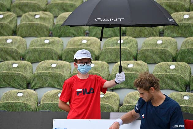 Ballkind mit Brille hält Schirm Sonnenschirm für Yannick Hanfmann (GER) während Spielpause 10.06.2021 Tennis MercedesCup Stuttgart 2021 Weißenhof ATP, Tennis Herren 07.-13.06.2021 Tennis MercedesCup Stuttgart 2021