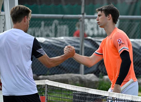 Peter Gojowczyk (GER) muss verletzungsvbedingt verletzt Verletzung aufgeben gegen Jurij Rodionov (AUT) Gratulation Gestik, Geste 10.06.2021 Tennis MercedesCup Stuttgart 2021 Weißenhof ATP, Tennis Herren 07.-13.06.2021 Tennis MercedesCup Stuttgart 2021