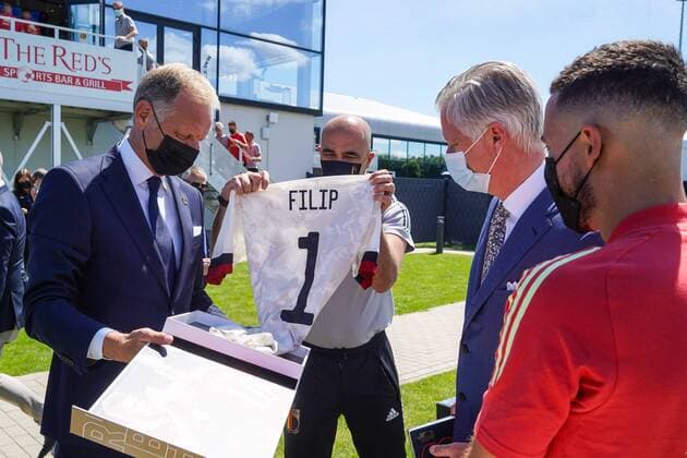 Bilder des Jahres 2021, Sport 06 Juni Sport Bilder des Tages TUBIZE, BELGIUM - JUNE 10 : Royal visit of King Philip at the basecamp of the Belgian Red Devils in Tubize prior to the 16th UEFA 2020 European Football Championship on June 10, 2021 in Tubize, Belgium, 10 06 2021 FOOTBALL : Belgique Activites Media EURO2020 - 10 06 2021 Photonews Panoramic 
