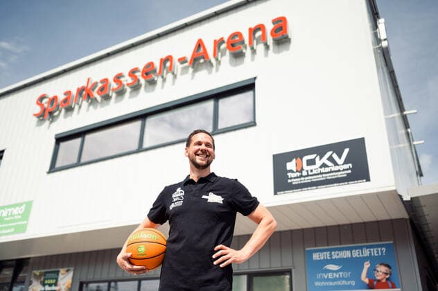 Der neue Chef Trainer Domenik Reinboth des 2. BARMER Bundesliga ProA Vereins Science City Jena, Portrait vor der Sparkassen Arena, Heimspielstätte von Science City Jena Sparkassen Arena