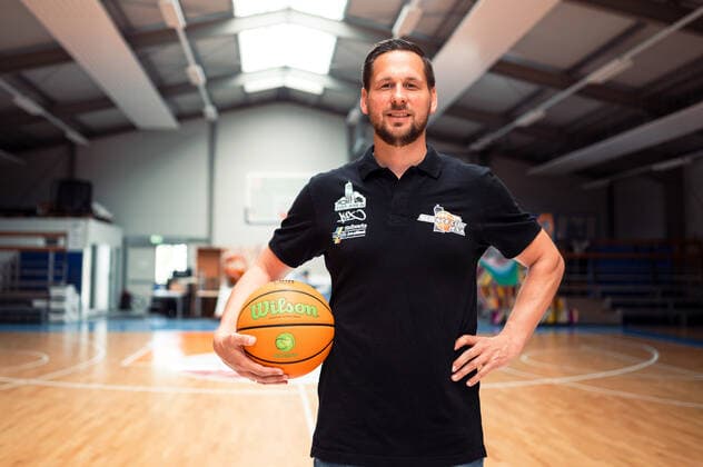Sport Bilder des Tages Der neue Chef Trainer Domenik Reinboth des 2. BARMER Bundesliga ProA Vereins Science City Jena, Portrait Sparkassen Arena