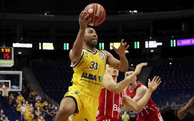 Jayson Granger, Robin Amaize Aktion Spielszene Zweikampf Basketball Play Off Finale BBL Bundesliga Herren Saison 2020 2021 10.06.2021 ALBA Berlin vs. FC Bayern München