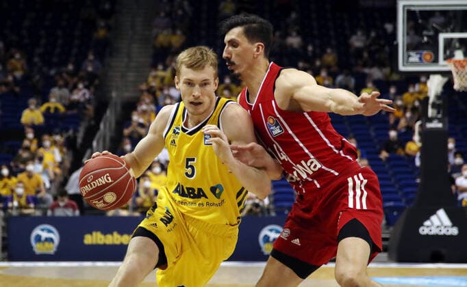 Niels Giffey, Nihad Djedovic Aktion Spielszene Zweikampf Basketball Play Off Finale BBL Bundesliga Herren Saison 2020 2021 10.06.2021 ALBA Berlin vs. FC Bayern München