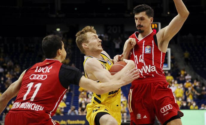 Vladimir Lucic, Niels Giffey, Nihad Djedovic Aktion Spielszene Zweikampf Basketball Play Off Finale BBL Bundesliga Herren Saison 2020 2021 10.06.2021 ALBA Berlin vs. FC Bayern München