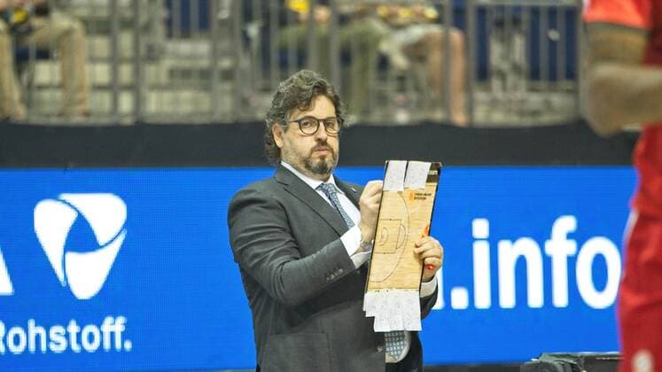 Andrea Trinchieri - Bayern, hat einen Plan - Spielzug, 10.06.2021, BBL, Alba Berlin vs FC Bayern - Finale - Spiel 2, in der Mercedes Benz Arena, GER, Berlin, 10.06.2021, BBL, Alba vs FC Bayern - Spiel 2 - Playoff Berlin Copyright: xUwexKoch Eibner-Pressefotox EP_UKH