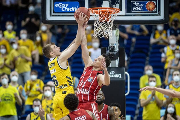 Basketball Berlin 10.06.2021 1. Bundesliga easyCredit BBL Saison 2020 2021 Playoffs Finale Spiel 2 Alba Berlin - FC Bayern München Malte Delow (Alba Berlin, No.06) Zan Mark Sisko (München, No.31)
