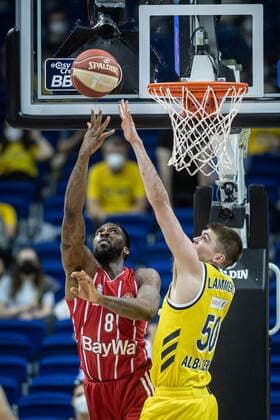 Basketball Berlin 10.06.2021 1. Bundesliga easyCredit BBL Saison 2020 2021 Playoffs Finale Spiel 2 Alba Berlin - FC Bayern München Jalen Reynolds (München, No.08) Ben Lammers (Alba Berlin, No.50)