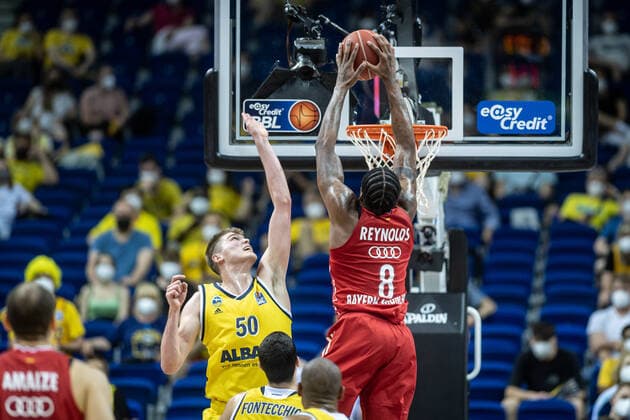 Basketball Berlin 10.06.2021 1. Bundesliga easyCredit BBL Saison 2020 2021 Playoffs Finale Spiel 2 Alba Berlin - FC Bayern München Jalen Reynolds (München, No.08) Ben Lammers (Alba Berlin, No.50)