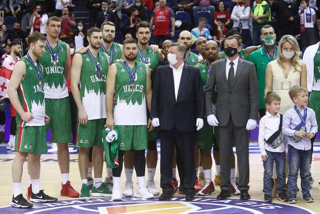 MOSCOW, RUSSIA - JUNE 10, 2021: Silver medallists, UNICS Kazan, pose with officials during the medal ceremony after losing 81-89 to CSKA Moscow in Game 3 of the 2021 2022 VTB United League final series between CSKA Moscow and UNICS Kazan at CSKA Arena. CSKA Moscow won the game and secured the VTB United League title. Valery Sharifulin TASS  TS1044BE