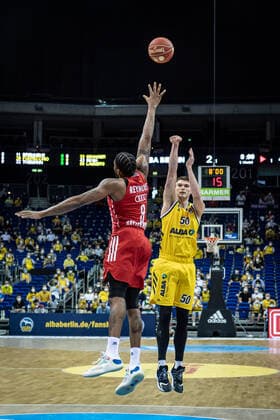 Basketball Berlin 10.06.2021 1. Bundesliga easyCredit BBL Saison 2020 2021 Playoffs Finale Spiel 2 Alba Berlin - FC Bayern München Ben Lammers (Alba Berlin, No.50) Jalen Reynolds (München, No.08)
