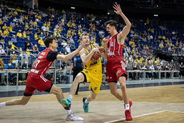Basketball Berlin 10.06.2021 1. Bundesliga easyCredit BBL Saison 2020 2021 Playoffs Finale Spiel 2 Alba Berlin - FC Bayern München Niels Giffey (Alba Berlin, No.05) Vladimir Lucic (München, No.11) Nihad Djedovic (München, No.14) Dedovic