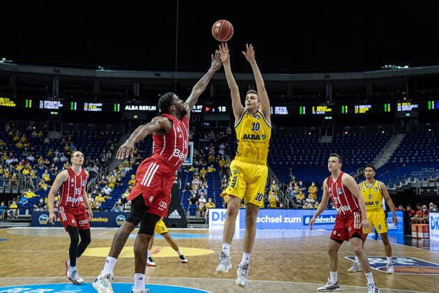 Basketball Berlin 10.06.2021 1. Bundesliga easyCredit BBL Saison 2020 2021 Playoffs Finale Spiel 2 Alba Berlin - FC Bayern München Tim Schneider (Alba Berlin, No.10) Jalen Reynolds (München, No.08)