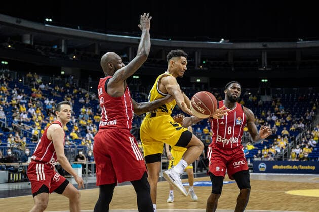 Basketball Berlin 10.06.2021 1. Bundesliga easyCredit BBL Saison 2020 2021 Playoffs Finale Spiel 2 Alba Berlin - FC Bayern München Maodo Lo (Alba Berlin, No.00) James Gist (München, No.21)