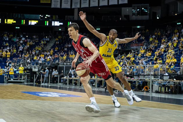Basketball Berlin 10.06.2021 1. Bundesliga easyCredit BBL Saison 2020 2021 Playoffs Finale Spiel 2 Alba Berlin - FC Bayern München Vladimir Lucic (München, No.11) Jayson Granger (Alba Berlin, No.33)