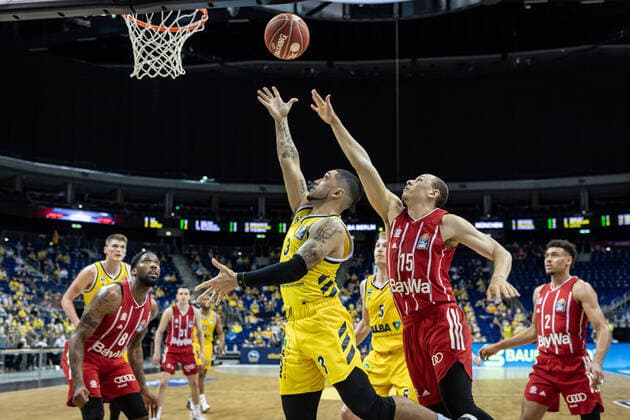 Basketball Berlin 10.06.2021 1. Bundesliga easyCredit BBL Saison 2020 2021 Playoffs Finale Spiel 2 Alba Berlin - FC Bayern München Peyton Siva (Alba Berlin, No.03) Robin Amaize (München, No.15)
