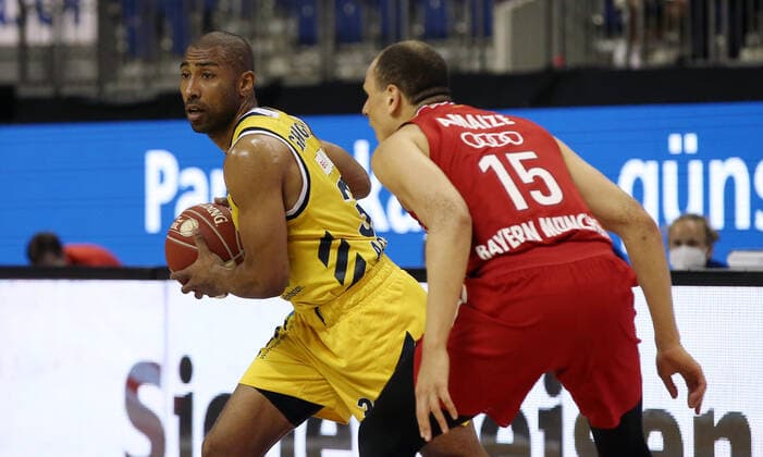 Jayson Granger, Robin Amaize Aktion Spielszene Zweikampf Basketball Play Off Finale BBL Bundesliga Herren Saison 2020 2021 10.06.2021 ALBA Berlin vs. FC Bayern München