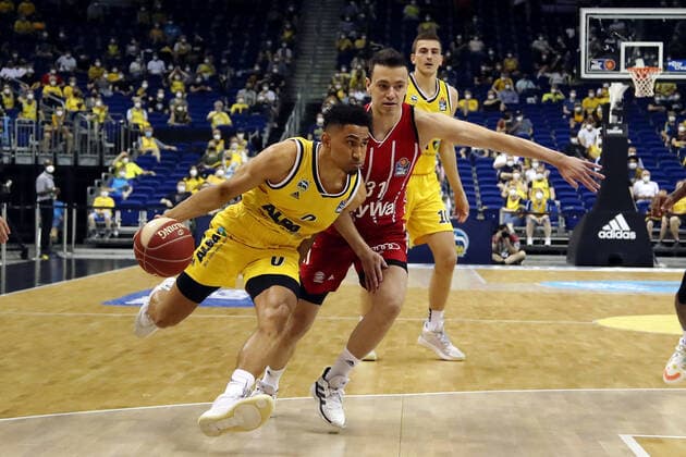 Maodo Lo, Zan Sisko Aktion Spielszene Zweikampf Basketball Play Off Finale BBL Bundesliga Herren Saison 2020 2021 10.06.2021 ALBA Berlin vs. FC Bayern München