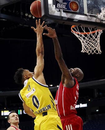 Maodo Lo, James Gist Aktion Spielszene Zweikampf Basketball Play Off Finale BBL Bundesliga Herren Saison 2020 2021 10.06.2021 ALBA Berlin vs. FC Bayern München