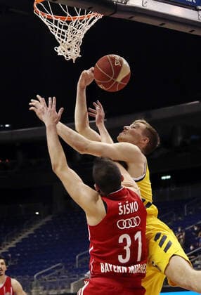 Zan Sisko, Malte Delow Aktion Spielszene Zweikampf Basketball Play Off Finale BBL Bundesliga Herren Saison 2020 2021 10.06.2021 ALBA Berlin vs. FC Bayern München