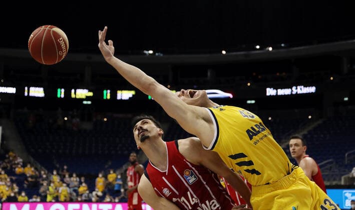Nihad Djedovic, Luke Sikma Aktion Spielszene Zweikampf Basketball Play Off Finale BBL Bundesliga Herren Saison 2020 2021 10.06.2021 ALBA Berlin vs. FC Bayern München