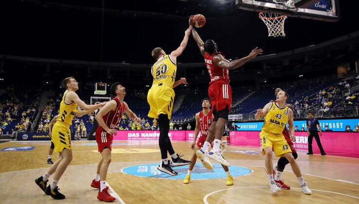 Ben Lammers, Jalen Reynolds Aktion Spielszene Zweikampf Basketball Play Off Finale BBL Bundesliga Herren Saison 2020 2021 10.06.2021 ALBA Berlin vs. FC Bayern München