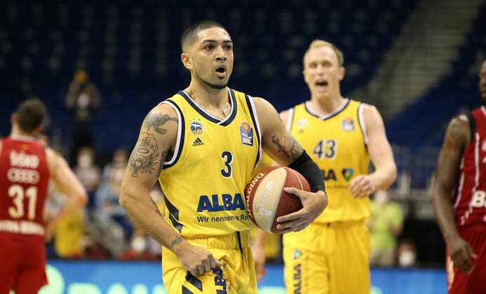 Peyton Siva, Luke Sikma Aktion Oberkoerper Oberkörper Basketball Play Off Finale BBL Bundesliga Herren Saison 2020 2021 10.06.2021 ALBA Berlin vs. FC Bayern München