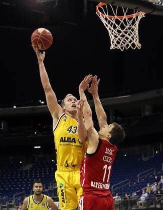 Luke Sikma, Vladimir Lucic Aktion Spielszene Zweikampf Basketball Play Off Finale BBL Bundesliga Herren Saison 2020 2021 10.06.2021 ALBA Berlin vs. FC Bayern München