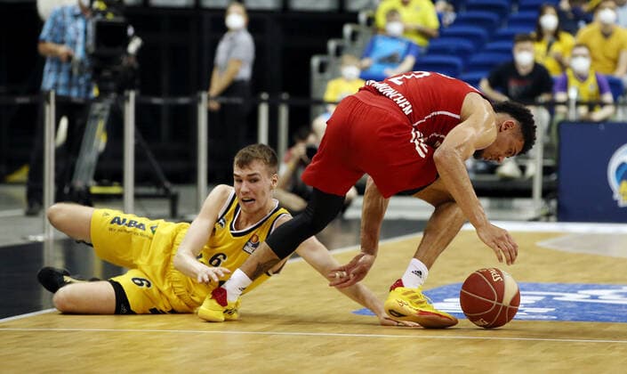 Malte Delow, Wade Baldwin Aktion Spielszene Zweikampf Basketball Play Off Finale BBL Bundesliga Herren Saison 2020 2021 10.06.2021 ALBA Berlin vs. FC Bayern München