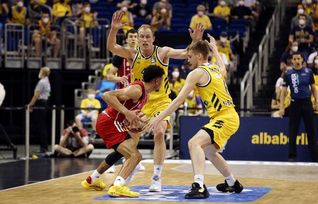 Wade Baldwin, Luke Sikma, Malte Delow Aktion Spielszene Zweikampf Basketball Play Off Finale BBL Bundesliga Herren Saison 2020 2021 10.06.2021 ALBA Berlin vs. FC Bayern München