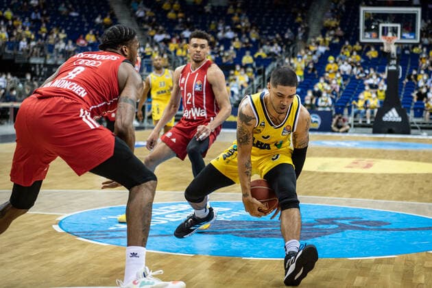 Basketball Berlin 10.06.2021 1. Bundesliga easyCredit BBL Saison 2020 2021 Playoffs Finale Spiel 2 Alba Berlin - FC Bayern München Peyton Siva (Alba Berlin, No.03) Jalen Reynolds (München, No.08)