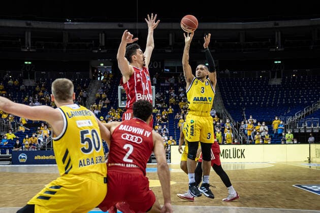 Basketball Berlin 10.06.2021 1. Bundesliga easyCredit BBL Saison 2020 2021 Playoffs Finale Spiel 2 Alba Berlin - FC Bayern München Peyton Siva (Alba Berlin, No.03) Nihad Djedovic (München, No.14) Dedovic