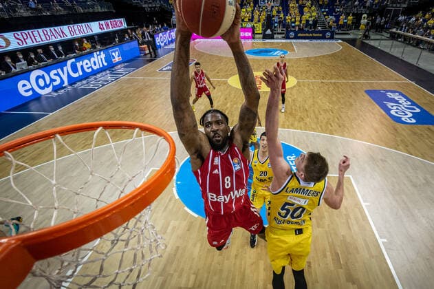 Basketball Berlin 10.06.2021 1. Bundesliga easyCredit BBL Saison 2020 2021 Playoffs Finale Spiel 2 Alba Berlin - FC Bayern München Jalen Reynolds (München, No.08) Ben Lammers (Alba Berlin, No.50)